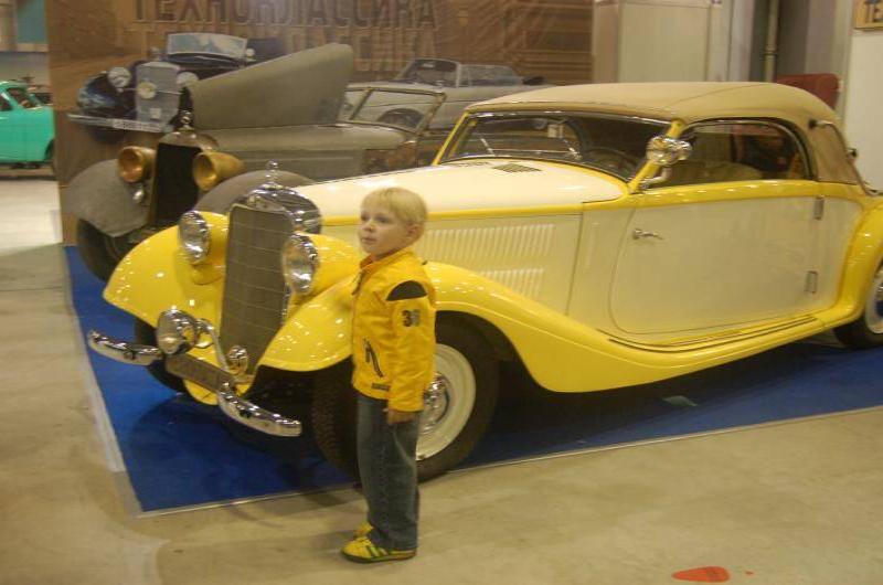 Oldtimer 06 2, Москва: желтый Mercedes-Benz 1930-х с мальчиком у борта