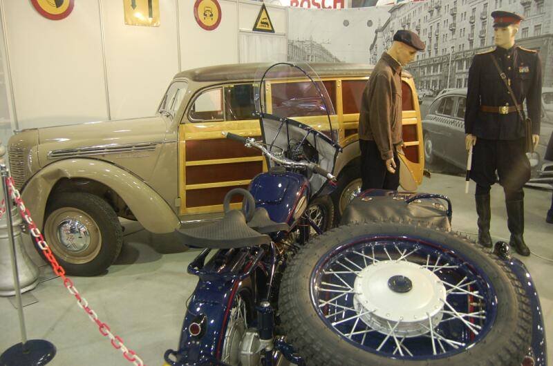 Oldtimer 06 2: винтажный «Вуден» и мотоцикл с боковым прицепом в зале выставки