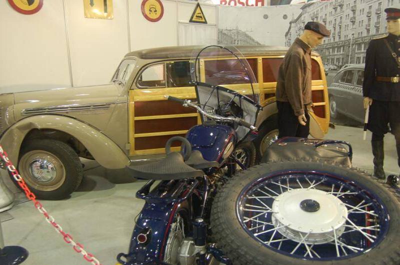 Oldtimer 06 2: винтажный «Вуден» и мотоцикл с боковым прицепом в зале выставки