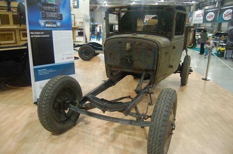 Oldtimer 06 2: ржавый каркас старого грузовика в зале выставки