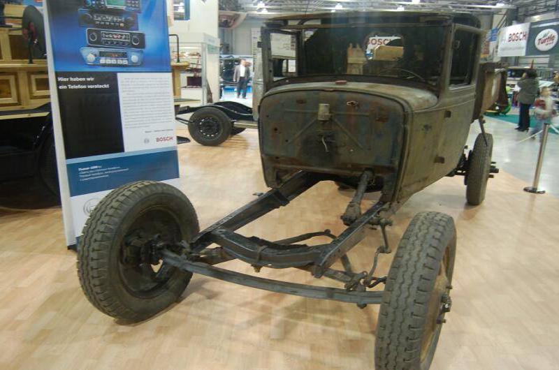 Oldtimer 06 2: ржавый каркас старого грузовика в зале выставки