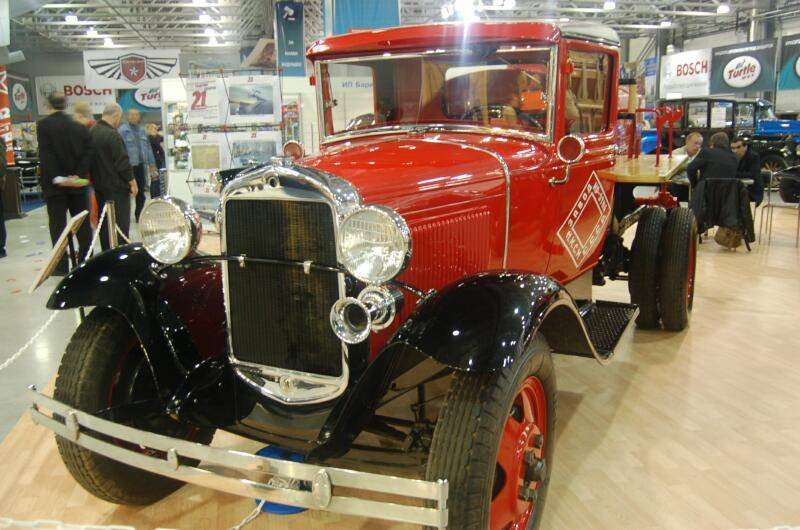 Oldtimer 06 2: красный грузовик Ford Model A 1930-х в зале выставки