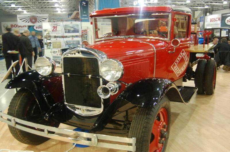 Oldtimer 06 2: красный грузовик Ford Model A 1930-х в зале выставки