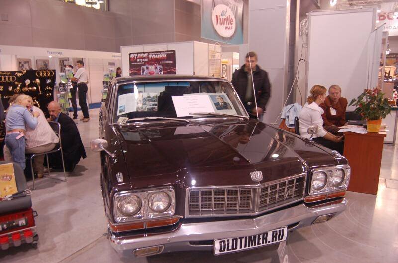 Oldtimer 06 2: бордовый «Волга» ГАЗ-13 на выставке в Москве