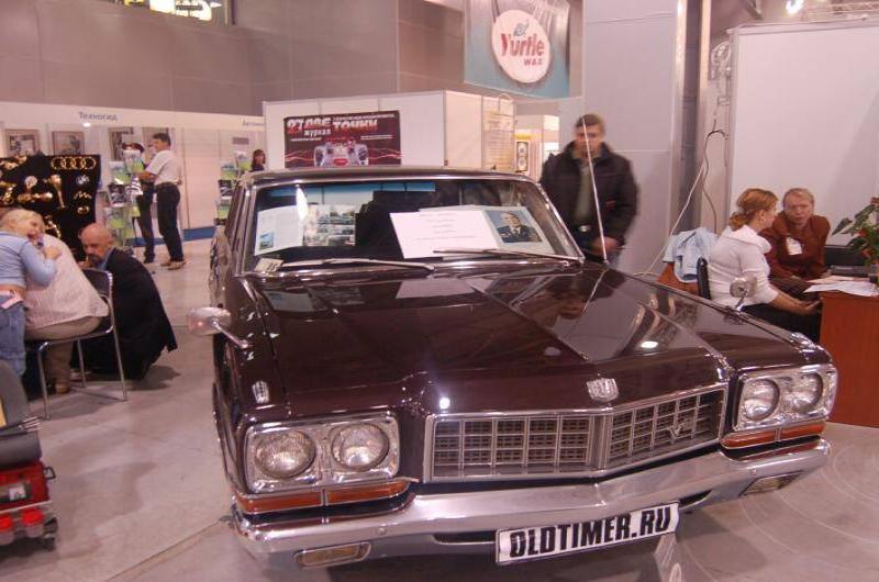 Oldtimer 06 2: бордовый «Волга» ГАЗ-13 на выставке в Москве