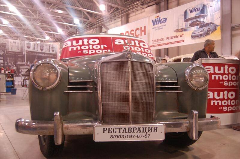 Oldtimer 06 2: зелёный Mercedes-Benz с табличкой «РЕСТАВРАЦИЯ»