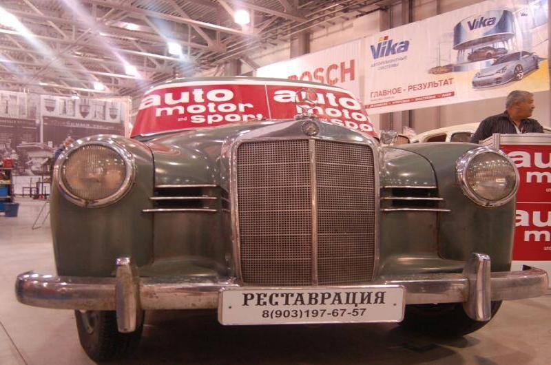 Oldtimer 06 2: зелёный Mercedes-Benz с табличкой «РЕСТАВРАЦИЯ»