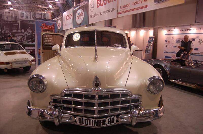 Oldtimer 06 2: кремовый советский автомобиль на выставке в Москве