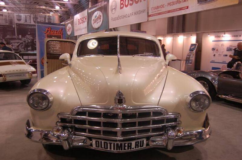 Oldtimer 06 2: кремовый советский автомобиль на выставке в Москве