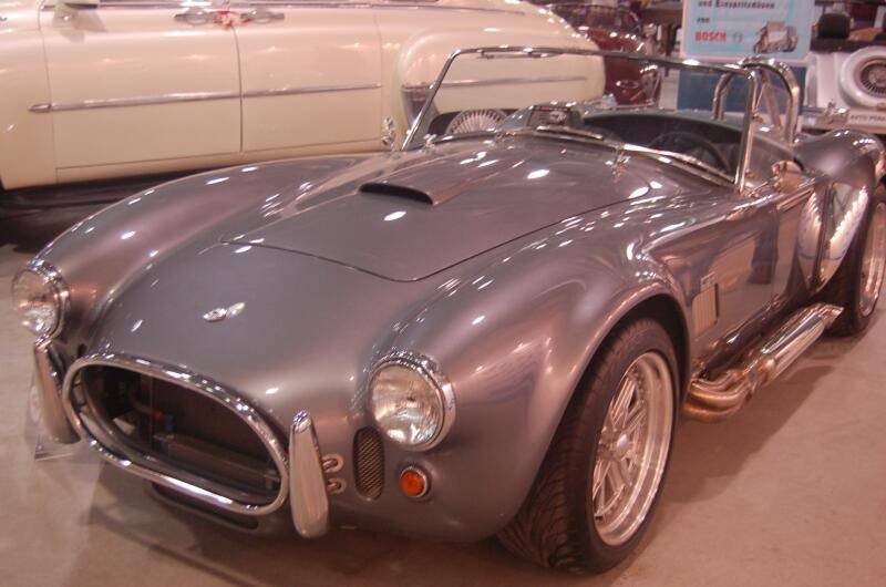 Oldtimer 06 2: серебристый кабриолет с хромированными деталями и выхлопной системой