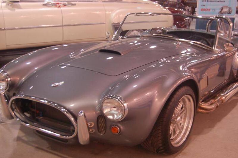 Oldtimer 06 2: серебристый кабриолет с хромированными деталями и выхлопной системой