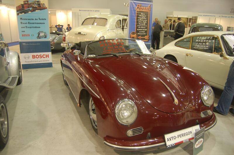 Oldtimer 06 2: бордовый Porsche 356 в зале выставки с Bosch и автосервисом
