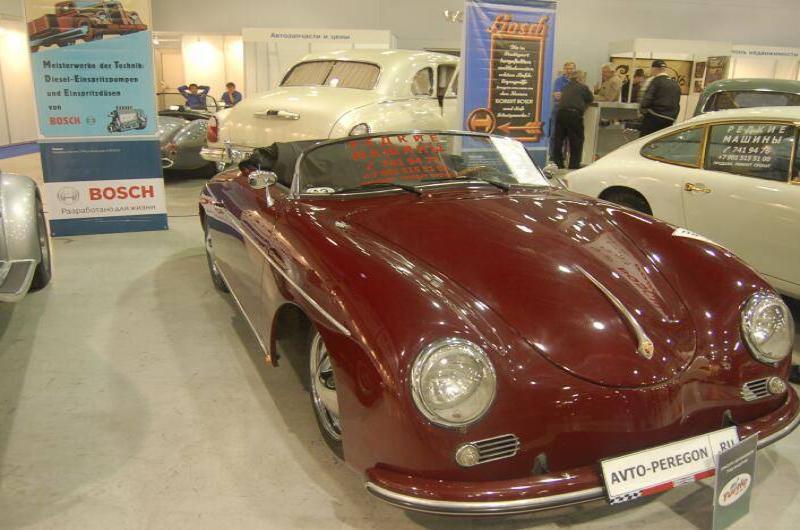 Oldtimer 06 2: бордовый Porsche 356 в зале выставки с Bosch и автосервисом