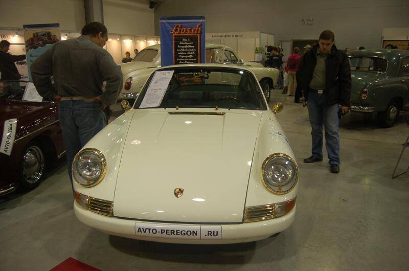 Oldtimer 06 2: белый Porsche с золотыми ободками и табличкой AVTO-PEREGON.RU