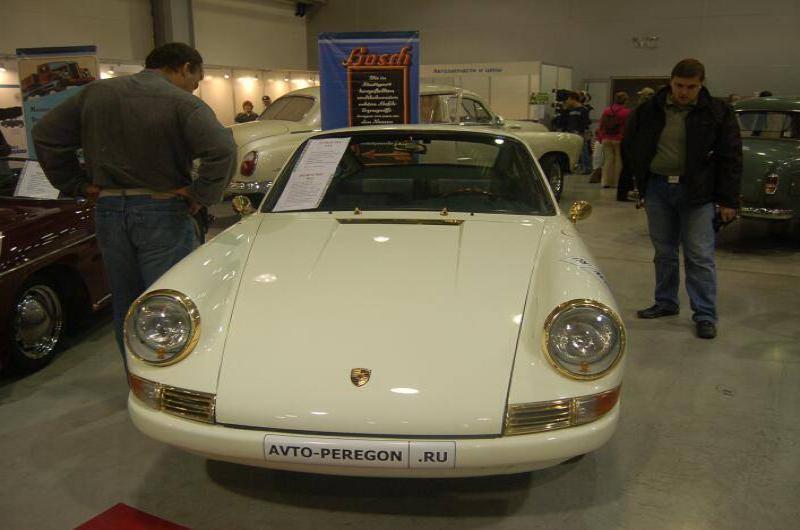 Oldtimer 06 2: белый Porsche с золотыми ободками и табличкой AVTO-PEREGON.RU