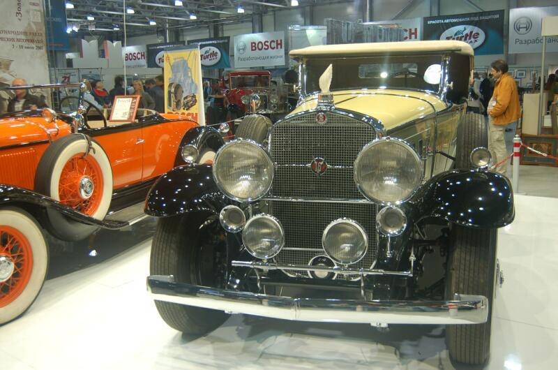 Oldtimer 06 2: чёрный Packard и оранжевый Ford на выставке в России