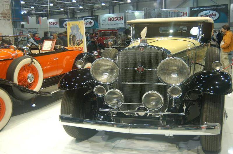 Oldtimer 06 2: чёрный Packard и оранжевый Ford на выставке в России