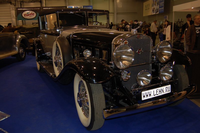 Oldtimer 2007: чёрный лимузин с хромом и белыми стенками в московском выставочном зале