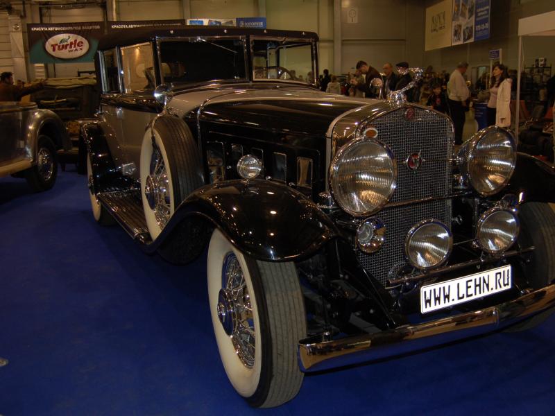 Oldtimer 2007: чёрный лимузин с хромом и белыми стенками в московском выставочном зале