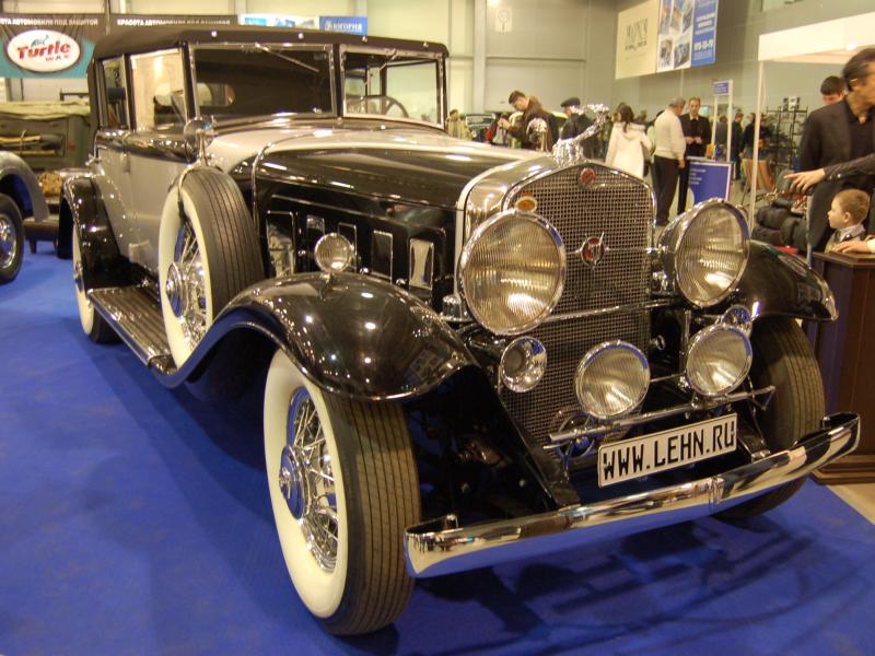 Oldtimer 2007: чёрно-белый «Крайслер» на синем ковре в Москве