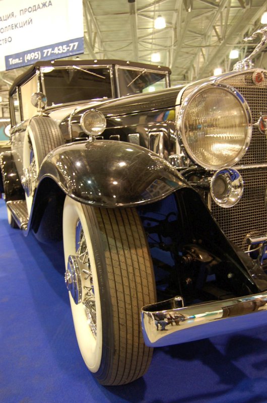 Oldtimer 2007, Москва: черный ретро-автомобиль с хромом и белыми стенками