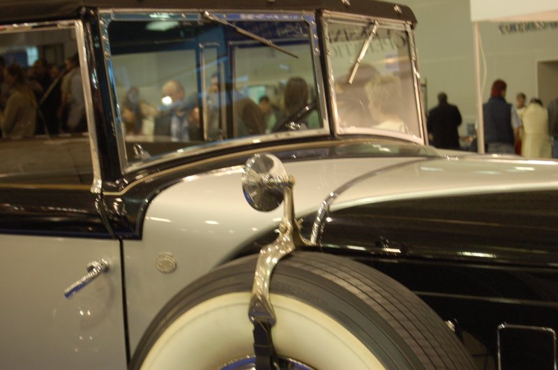 Oldtimer 2007: бело-чёрный ретроавтомобиль на выставке в России