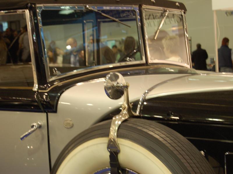 Oldtimer 2007: бело-чёрный ретроавтомобиль на выставке в России