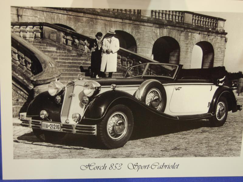Москва, Oldtimer 2007: Horch 853 Sport-Cabriolet у лестницы с арками