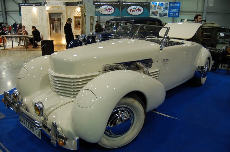 Oldtimer 2007, Москва: белый кабриолет с хромированными трубами и «LEHN.RU»