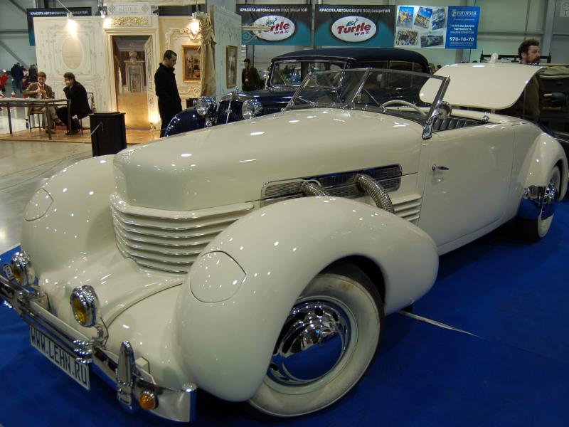 Oldtimer 2007, Москва: белый кабриолет с хромированными трубами и «LEHN.RU»
