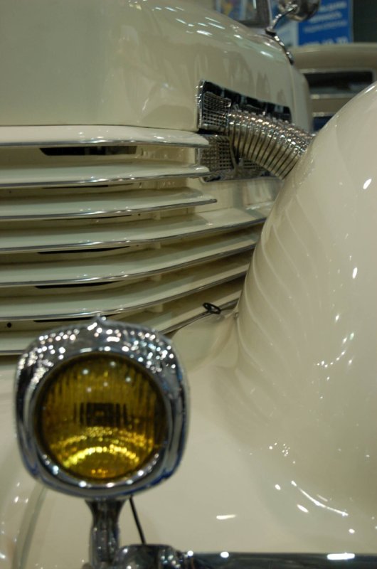 Oldtimer 2007, Россия: белый ретро-автомобиль с хромом и желтым фонарем