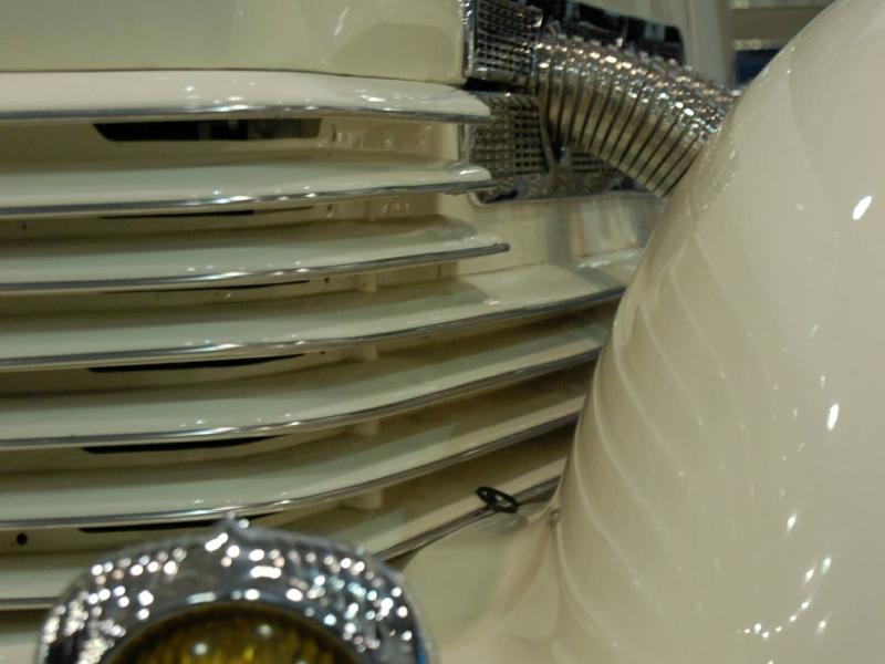 Oldtimer 2007, Россия: белый ретро-автомобиль с хромом и желтым фонарем