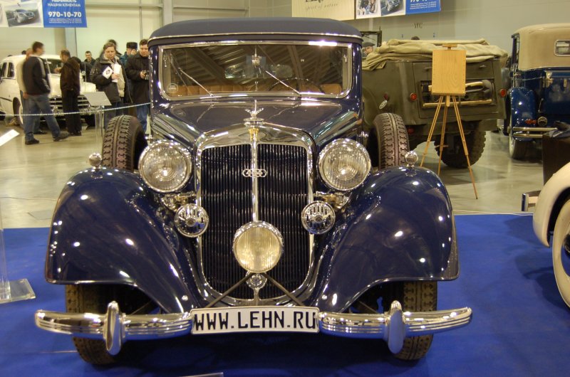 Москва, Oldtimer 2007: синий ретро-автомобиль на синем ковре