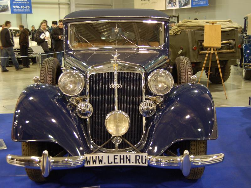 Москва, Oldtimer 2007: синий ретро-автомобиль на синем ковре