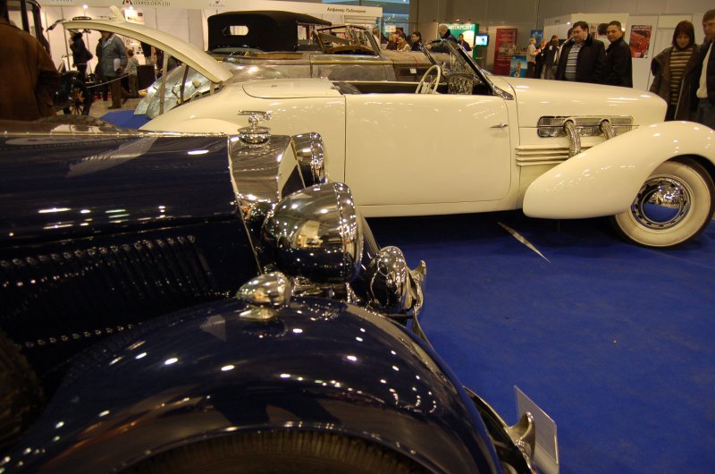 Oldtimer-выставка в Москве, 2007: белый Cord L-29 и синий автомобиль с хромом