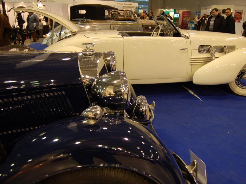Oldtimer-выставка в Москве, 2007: белый Cord L-29 и синий автомобиль с хромом