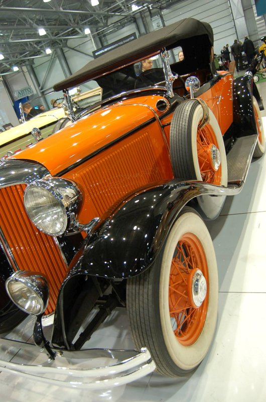 Oldtimer 2007, Москва: оранжевый ретро-кабриолет с белыми шинами