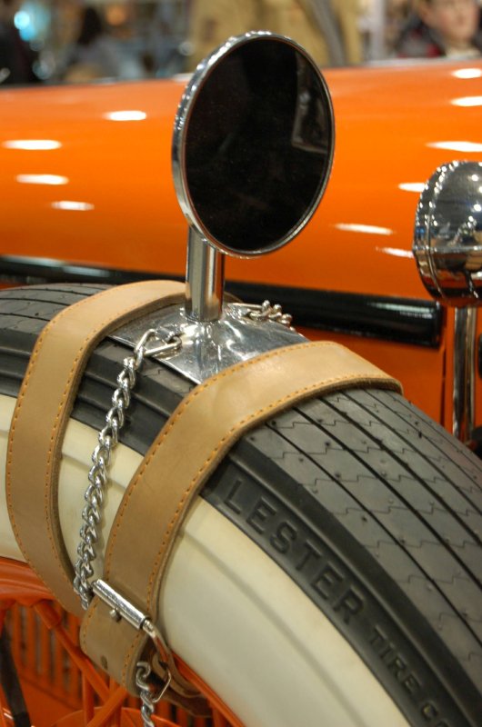 Oldtimer 2007: оранжевый ретро-автомобиль с кожаными ремнями и зеркалом