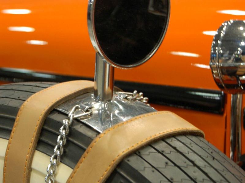 Oldtimer 2007: оранжевый ретро-автомобиль с кожаными ремнями и зеркалом