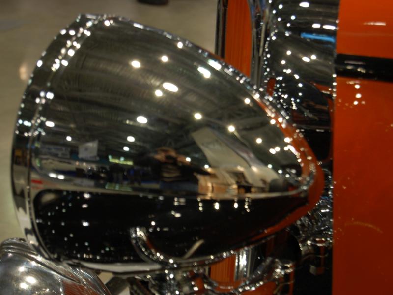 Oldtimer 2007, Россия: хромированный фонарь на оранжевом кузове