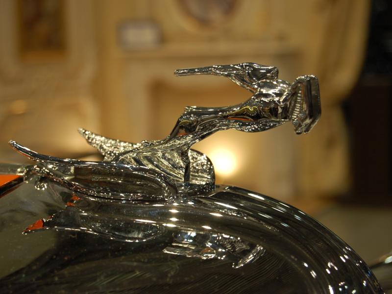 Oldtimer 2007, Россия: хромированный пеликан на капоте классического автомобиля