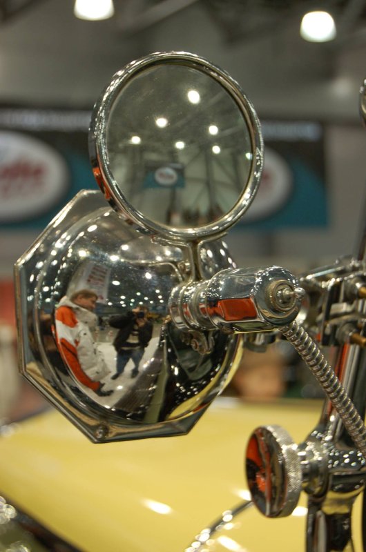 Oldtimer-выставка в России, 2007: хромированный фонарь с отражением посетителей