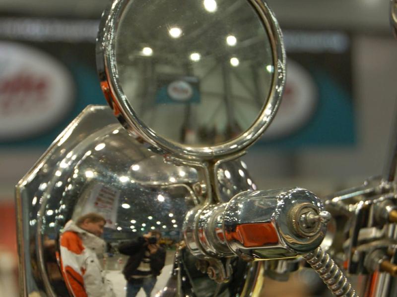 Oldtimer-выставка в России, 2007: хромированный фонарь с отражением посетителей