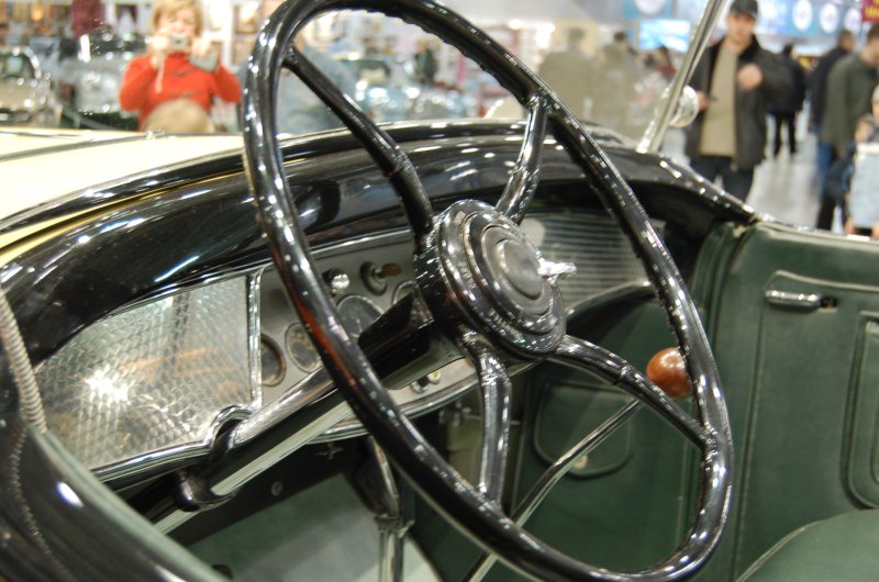 Oldtimer 2007, Москва: рулевое колесо с хромированными спицами и деревянной ручкой