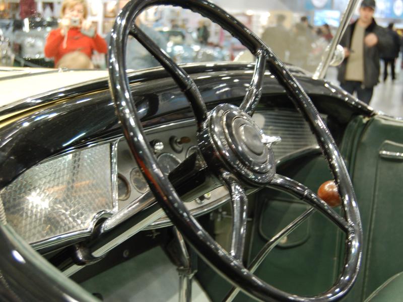 Oldtimer 2007, Москва: рулевое колесо с хромированными спицами и деревянной ручкой