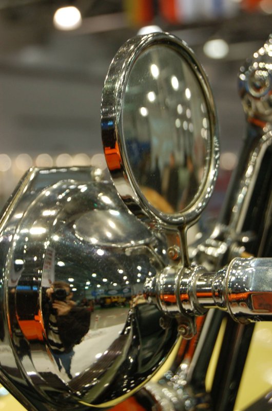 Oldtimer 2007: хромированный фонарь и зеркало на выставке в России
