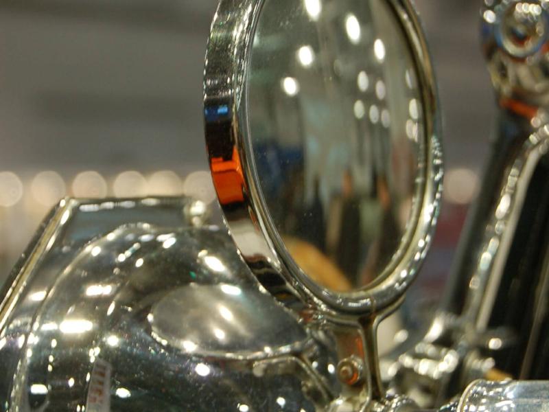 Oldtimer 2007: хромированный фонарь и зеркало на выставке в России