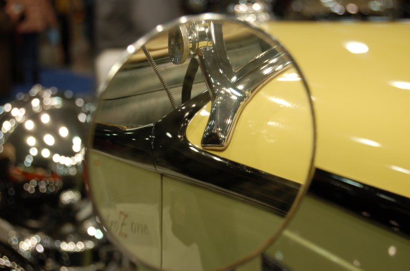 Oldtimer 2007: зеркало и хром на желтом кузове