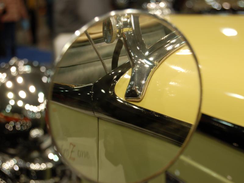 Oldtimer 2007: зеркало и хром на желтом кузове