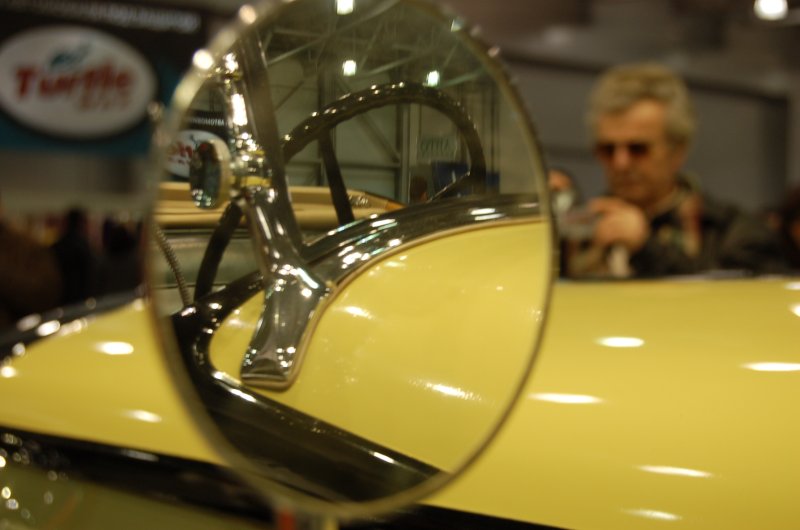 Oldtimer 2007: желтый классик в отражении зеркала